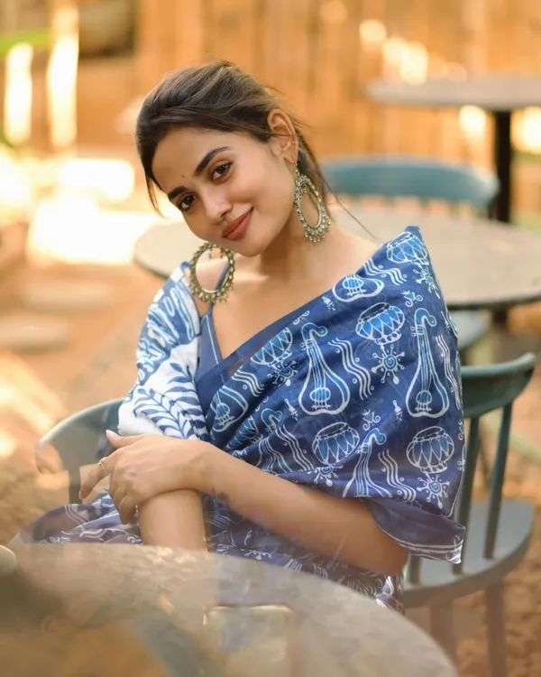 Linen_Saree_With_Unstitched_Blouse_For_Women