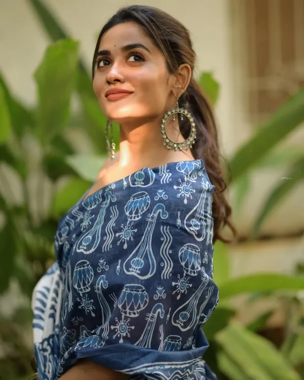 Linen_Saree_With_Unstitched_Blouse_For_Women