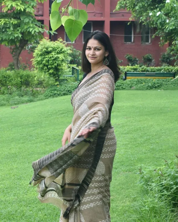 Saree_With_Unstitched_Blouse_For_Women