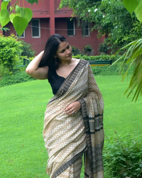 Saree_With_Unstitched_Blouse_For_Women