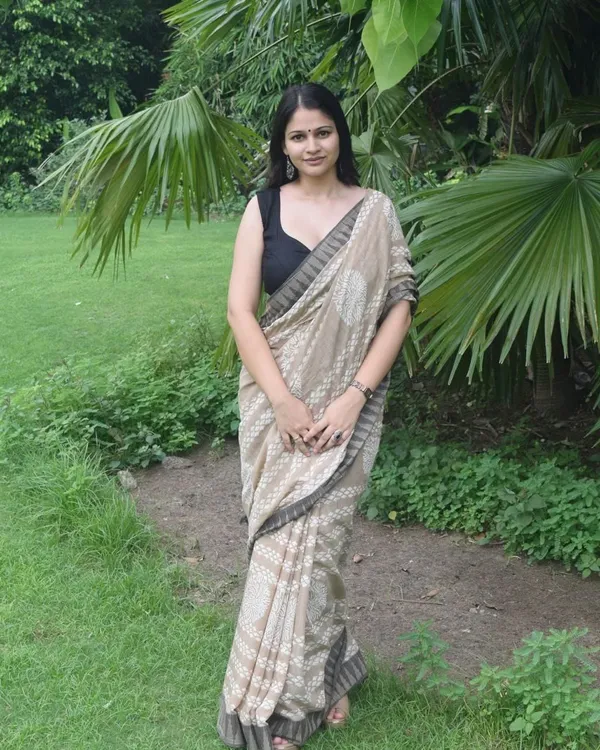 Saree_With_Unstitched_Blouse_For_Women