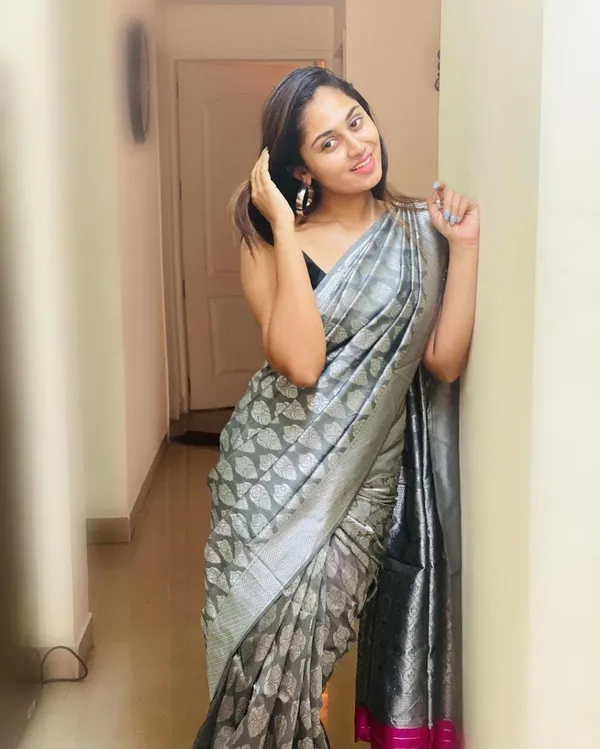 Silver_Grey_Soft_Silk_Saree_With_Unstitched_Blouse_For_Women