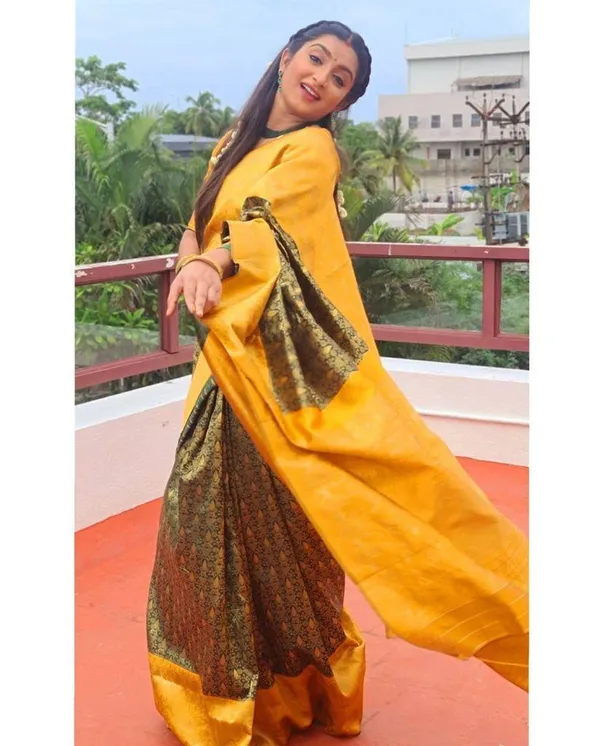 Yellow_Soft_Silk_Saree_With_Unstitched_Blouse_For_Women