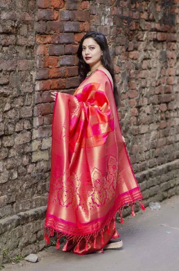 Pink_Silk_Saree_With_Unstitched_Blouse_For_Women