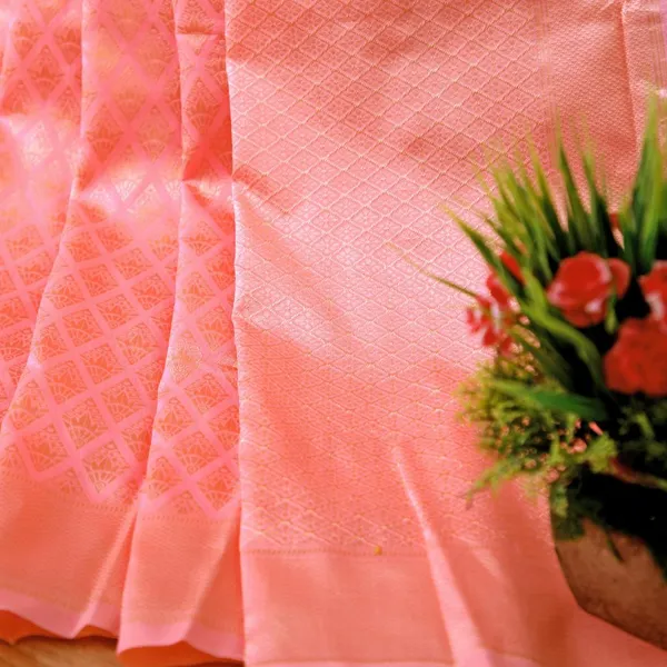 Peach_Soft_Silk_Saree_With_Unstitched_Blouse_For_Women