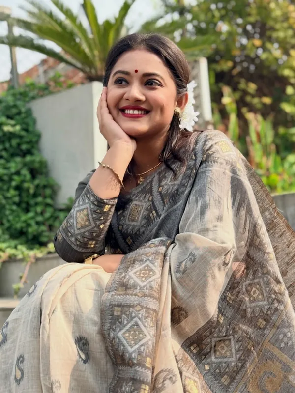 Saree_With_Unstitched_Blouse_For_Women