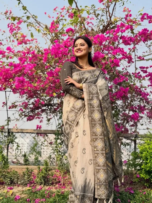 Saree_With_Unstitched_Blouse_For_Women