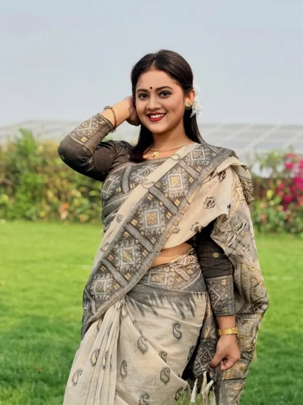 Saree_With_Unstitched_Blouse_For_Women