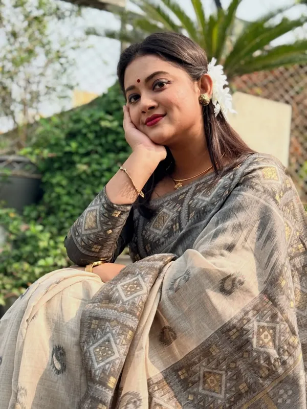 Saree_With_Unstitched_Blouse_For_Women