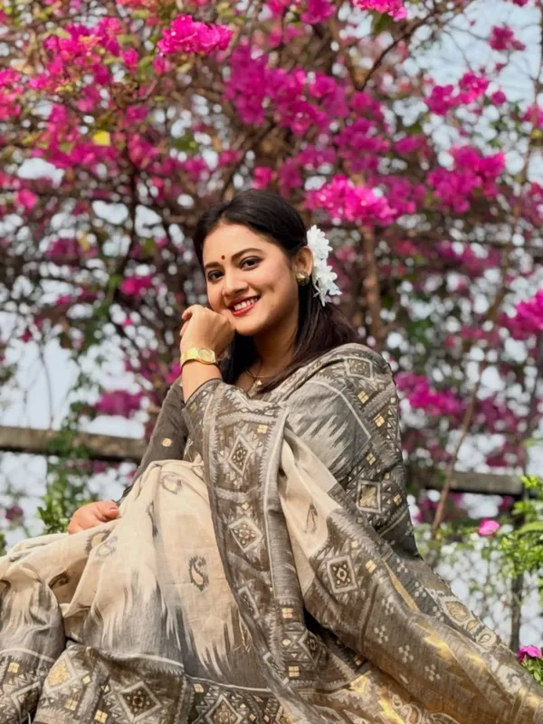 Saree_With_Unstitched_Blouse_For_Women