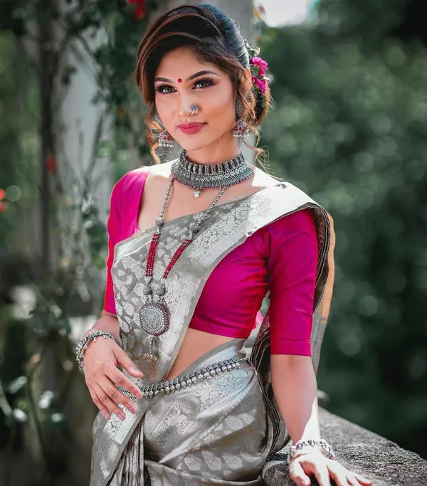 Silver_Grey_Soft_Silk_Saree_With_Unstitched_Blouse_For_Women