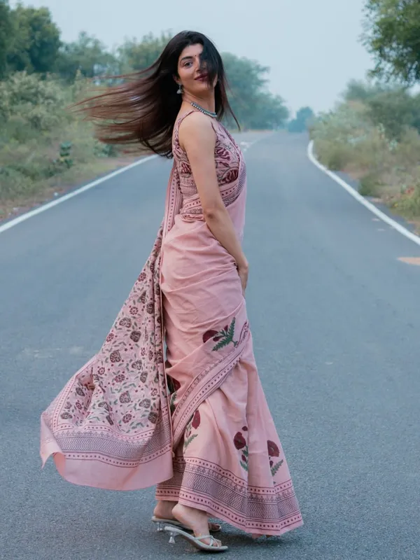 Saree_With_Unstitched_Blouse_For_Women
