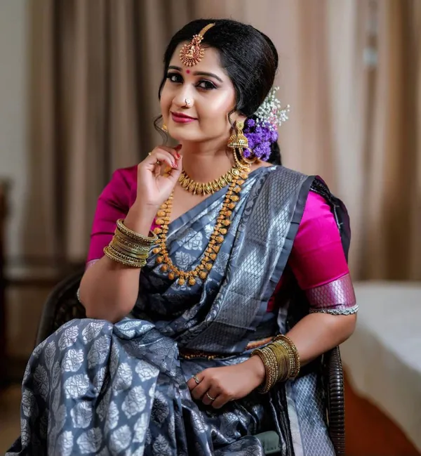 Silver_Grey_Soft_Silk_Saree_With_Unstitched_Blouse_For_Women