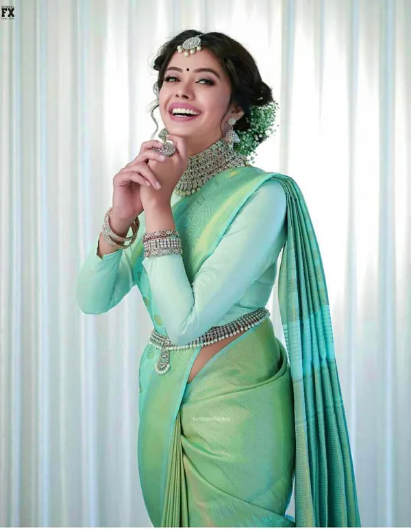 Light_Green_Soft_Silk_Saree_With_Unstitched_Blouse_For_Women