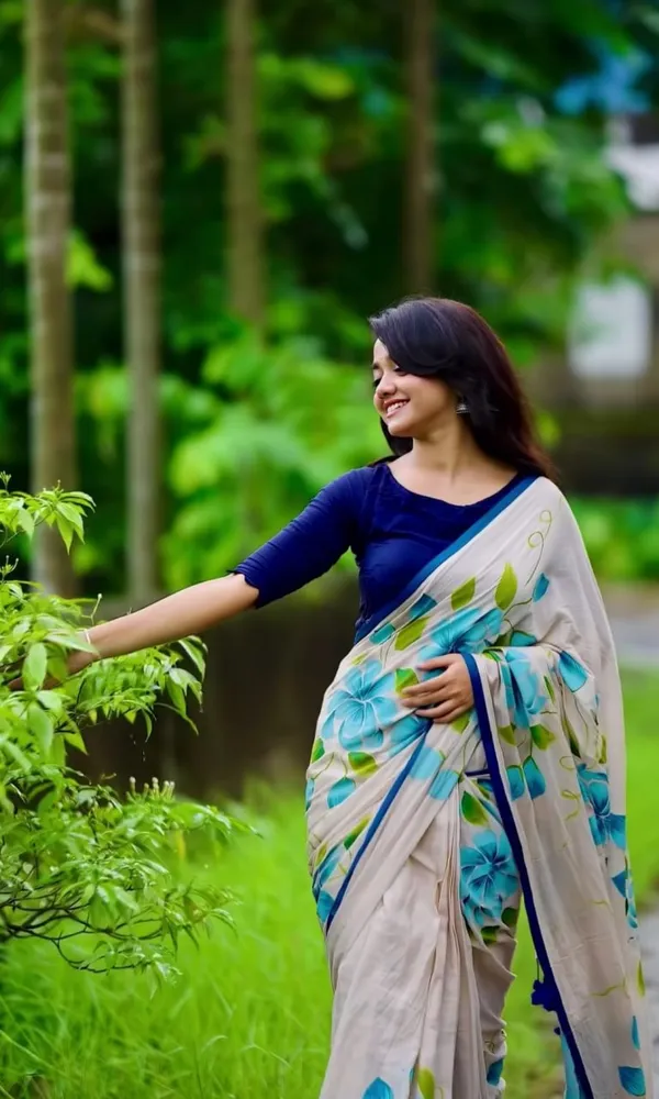 Saree_With_Unstitched_Blouse_For_Women
