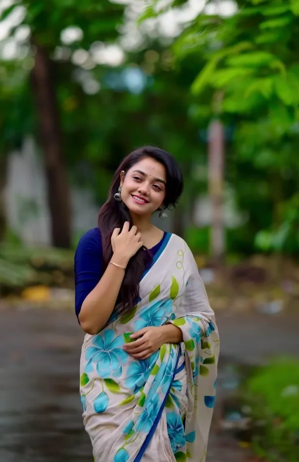 Saree_With_Unstitched_Blouse_For_Women
