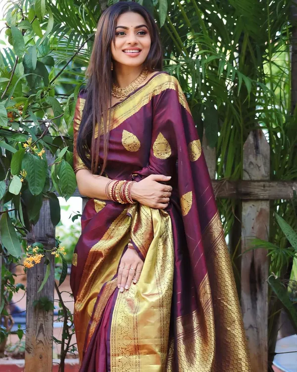 Saree_With_Unstitched_Blouse_For_Women