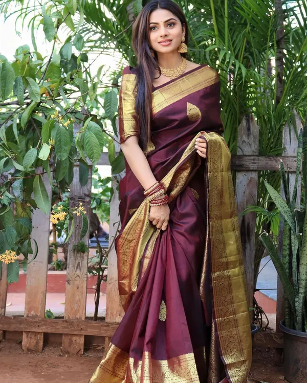 Saree_With_Unstitched_Blouse_For_Women