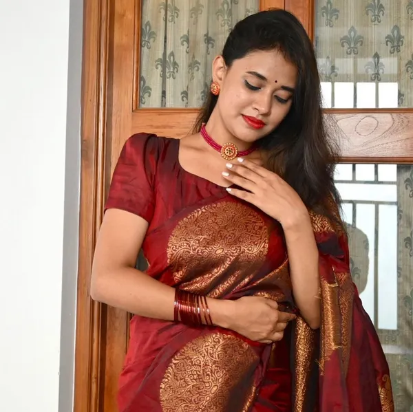 Saree_With_Unstitched_Blouse_For_Women