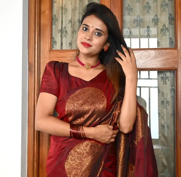 Saree_With_Unstitched_Blouse_For_Women