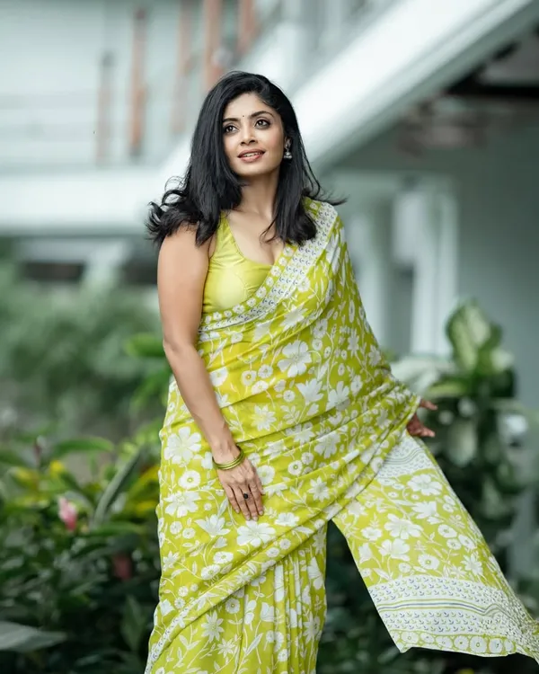 Saree_With_Unstitched_Blouse_For_Women