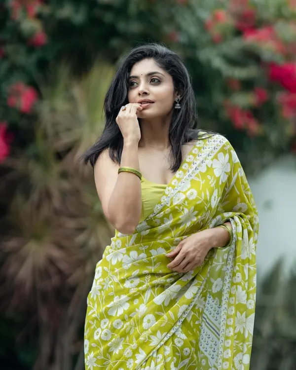 Saree_With_Unstitched_Blouse_For_Women