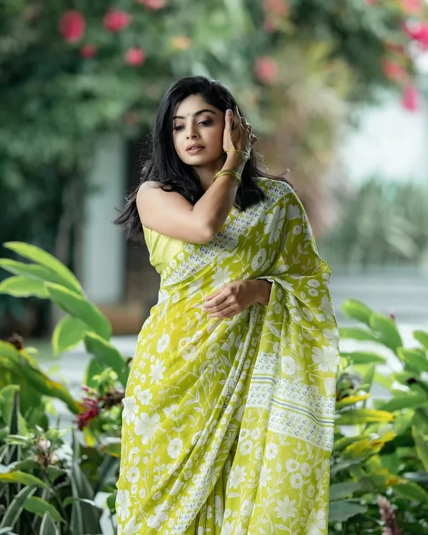 Saree_With_Unstitched_Blouse_For_Women