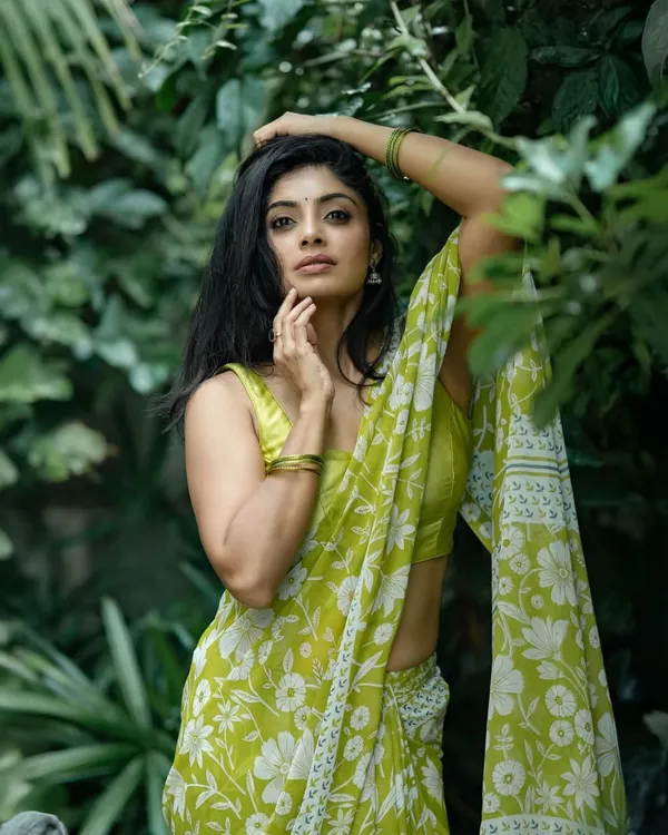 Saree_With_Unstitched_Blouse_For_Women