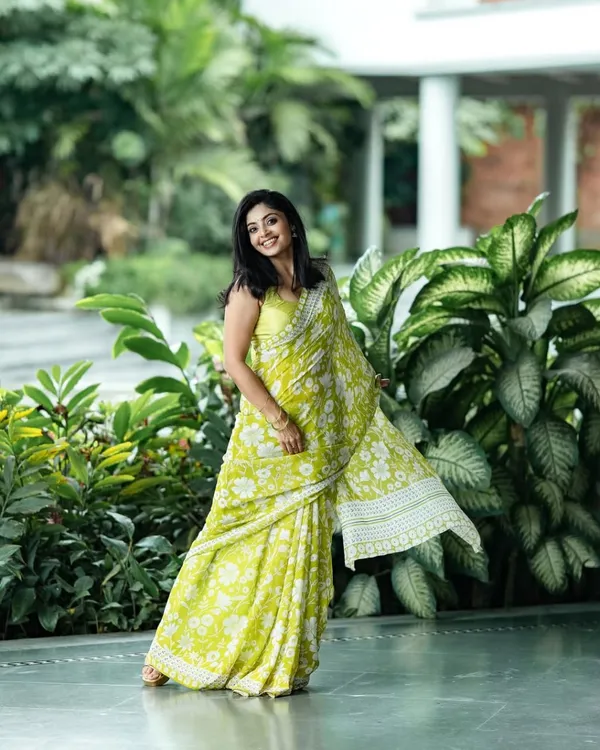 Saree_With_Unstitched_Blouse_For_Women