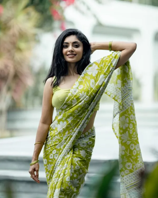 Saree_With_Unstitched_Blouse_For_Women