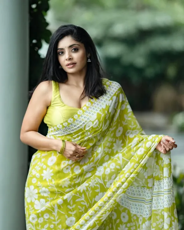 Saree_With_Unstitched_Blouse_For_Women
