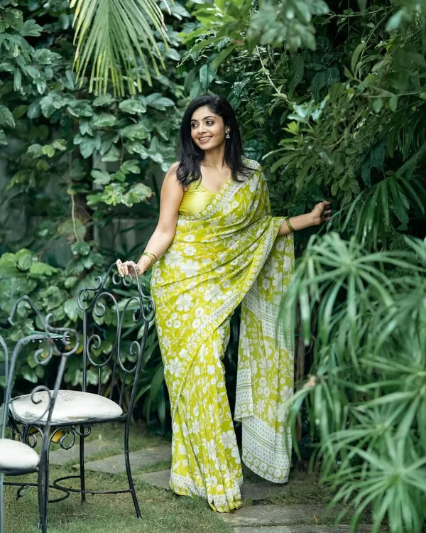 Saree_With_Unstitched_Blouse_For_Women