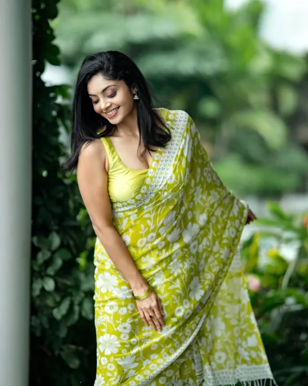 Saree_With_Unstitched_Blouse_For_Women
