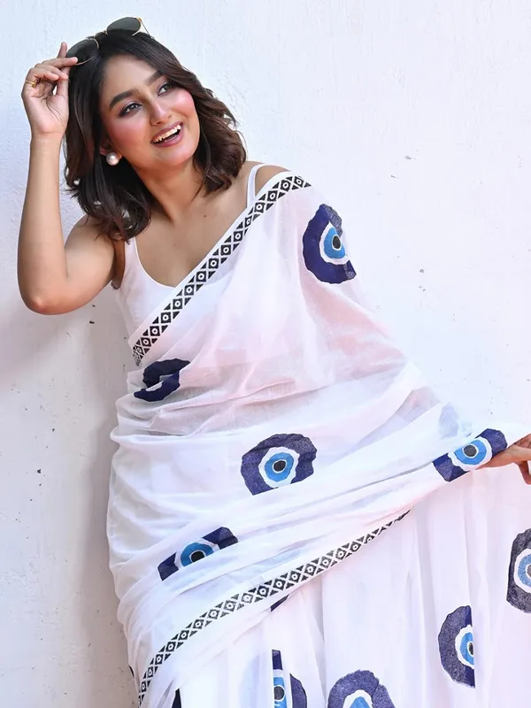 Saree_With_Unstitched_Blouse_For_Women