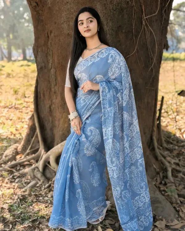 Saree_With_Unstitched_Blouse_For_Women