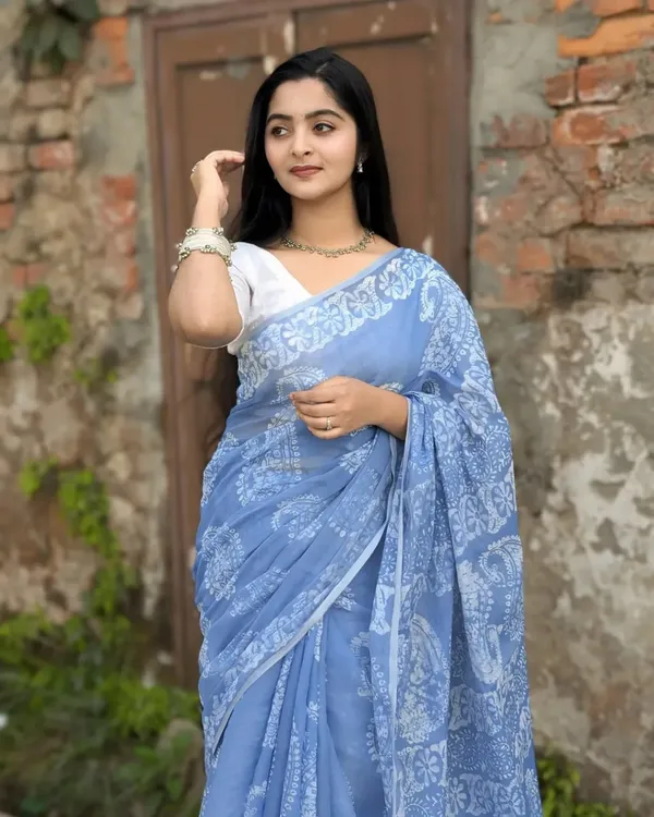 Saree_With_Unstitched_Blouse_For_Women