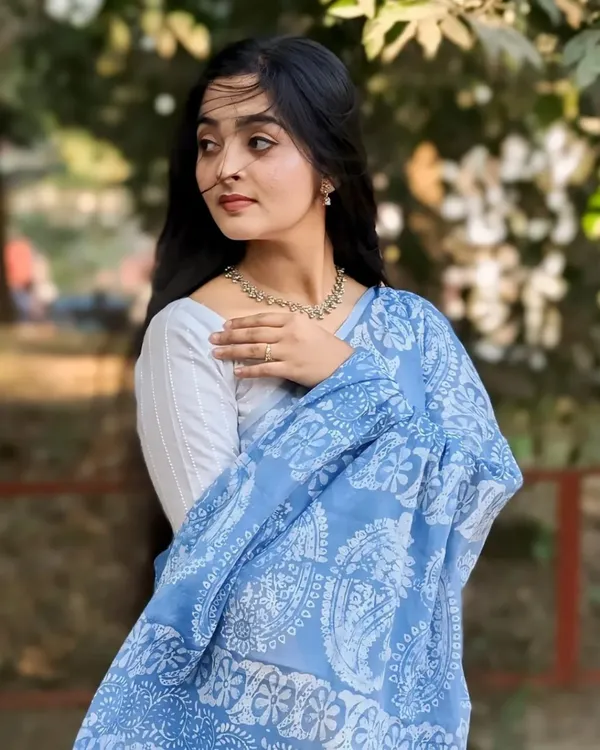 Saree_With_Unstitched_Blouse_For_Women
