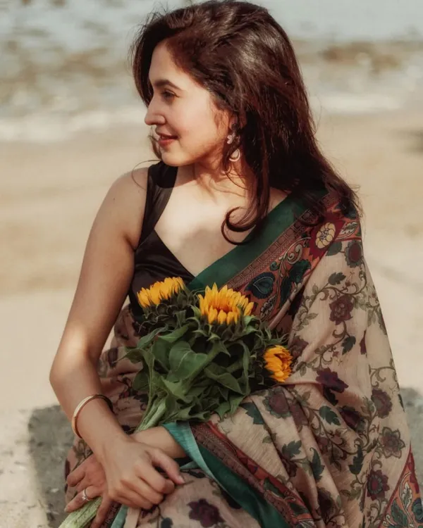 Saree_With_Unstitched_Blouse_For_Women