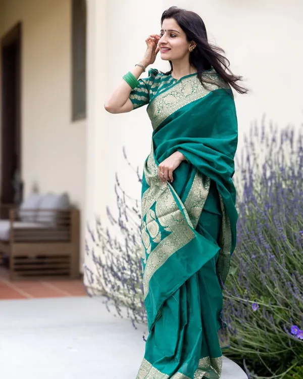 Saree_With_Unstitched_Blouse_For_Women