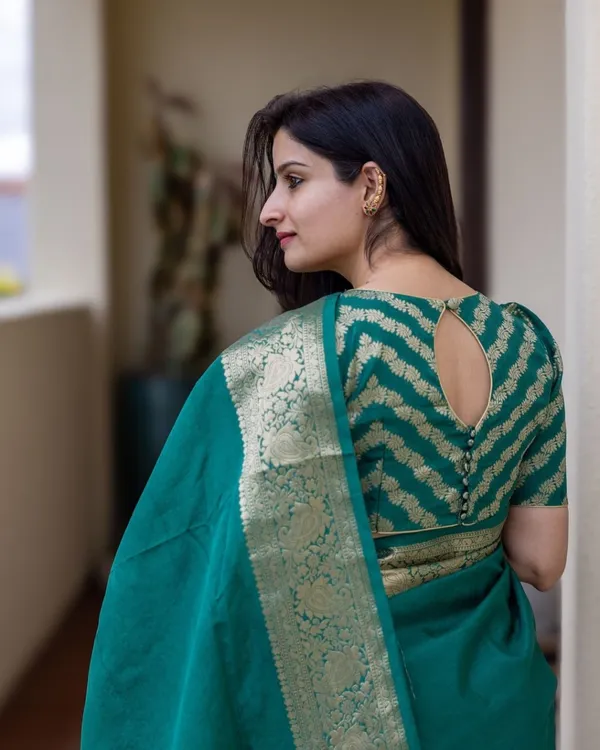Saree_With_Unstitched_Blouse_For_Women