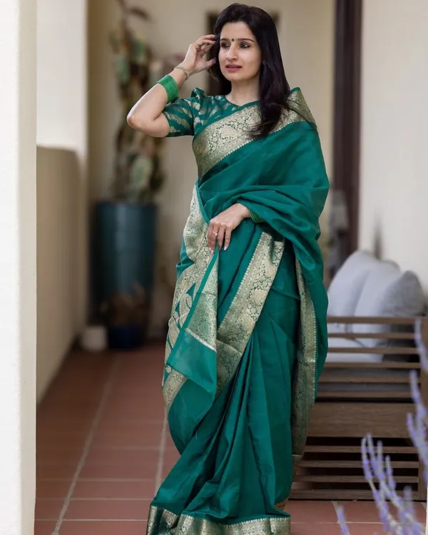 Saree_With_Unstitched_Blouse_For_Women
