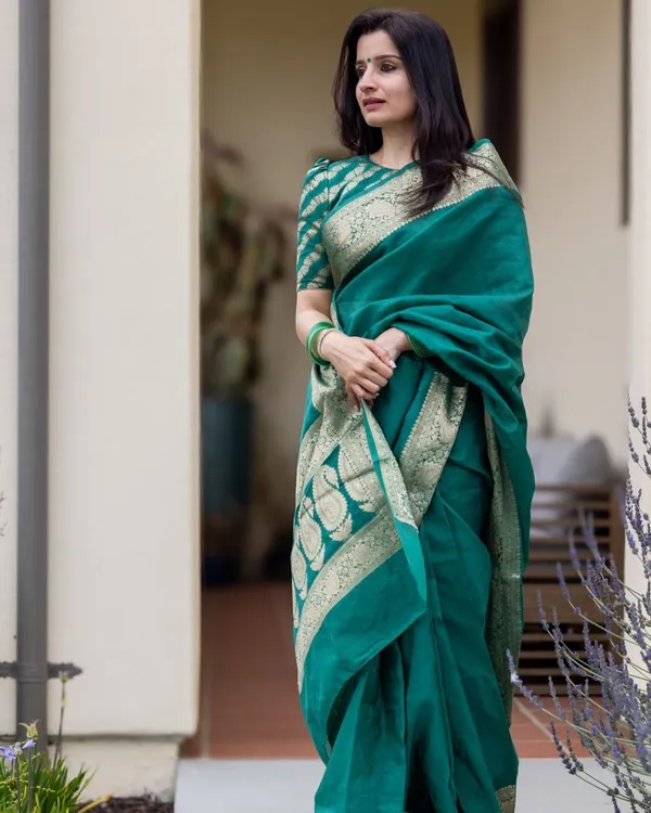 Saree_With_Unstitched_Blouse_For_Women