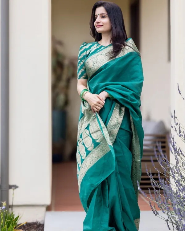 Saree_With_Unstitched_Blouse_For_Women