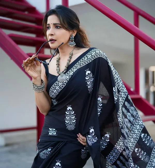 Saree_With_Unstitched_Blouse_For_Women