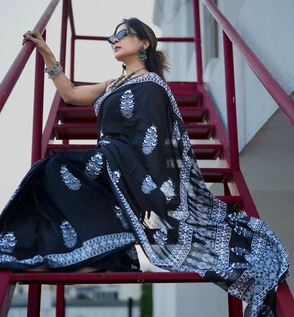 Saree_With_Unstitched_Blouse_For_Women