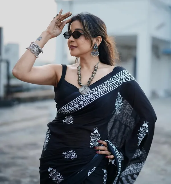 Saree_With_Unstitched_Blouse_For_Women