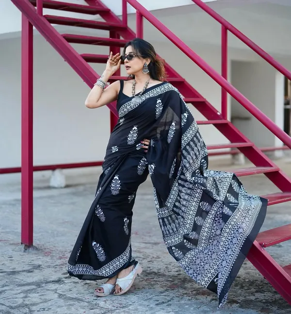 Saree_With_Unstitched_Blouse_For_Women