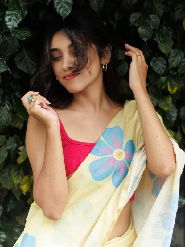 Saree_With_Unstitched_Blouse_For_Women