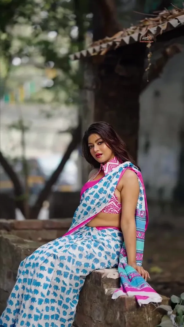 Saree_With_Unstitched_Blouse_For_Women