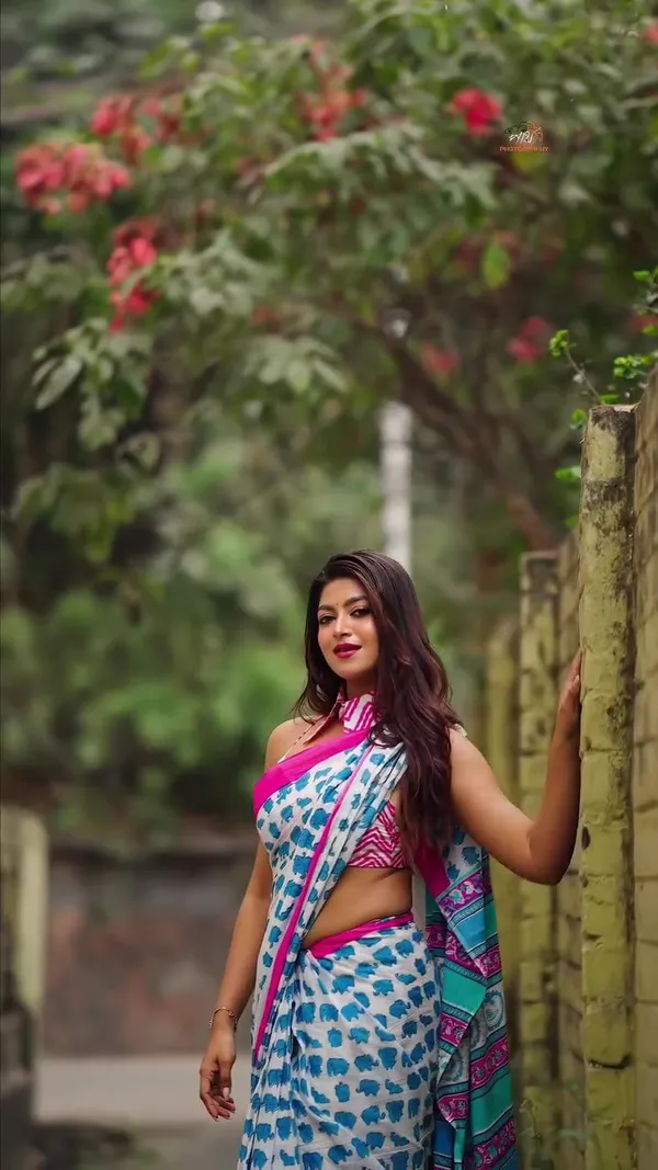Saree_With_Unstitched_Blouse_For_Women